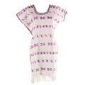 Huipil Blanco con motivos lilas y bajo con flecos. Medio