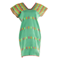 Huipil Verde menta con motivos de bandas multicolores. Mediano
