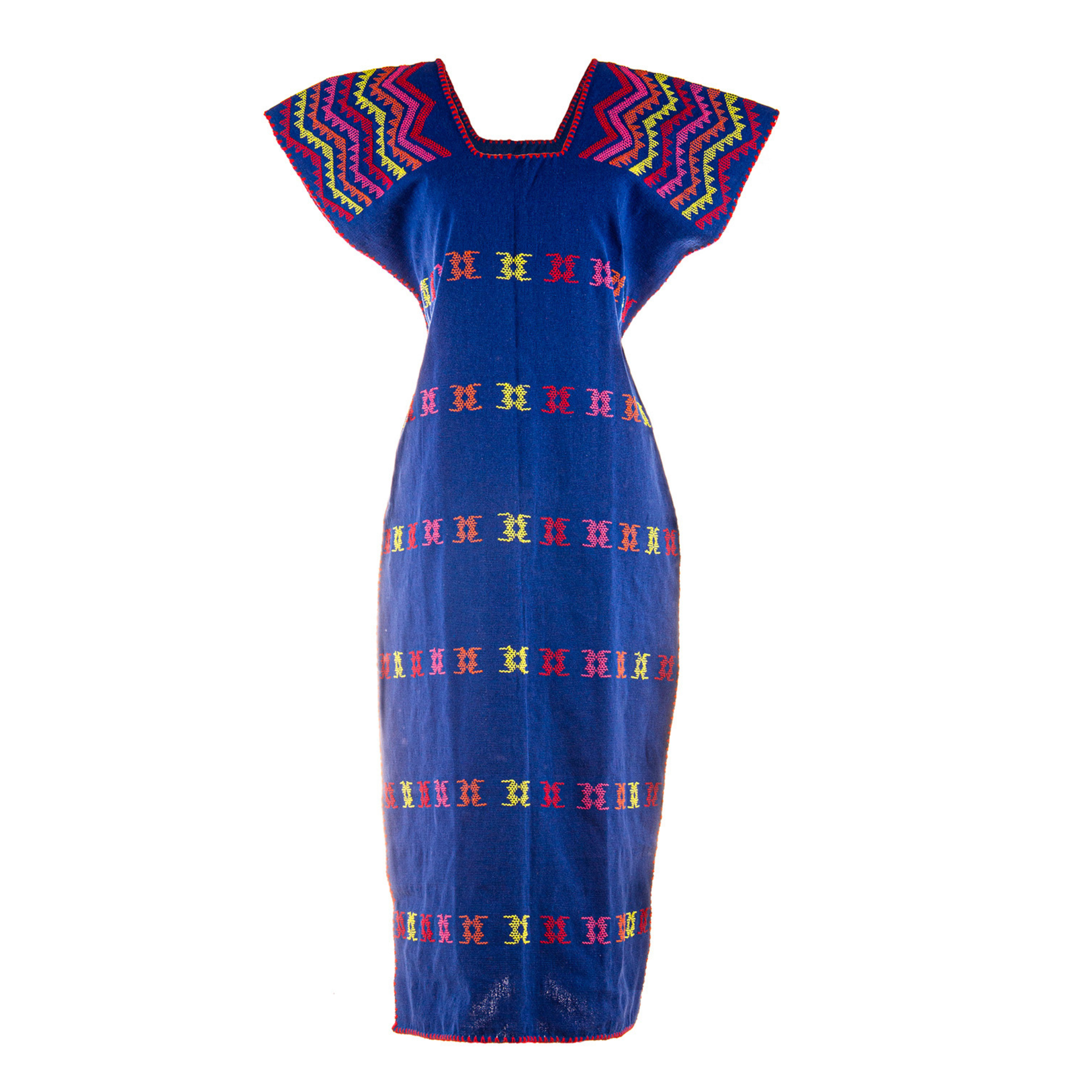 Huipil Azul real con motivos de bandas en forma de X multicolor. Corte Largo